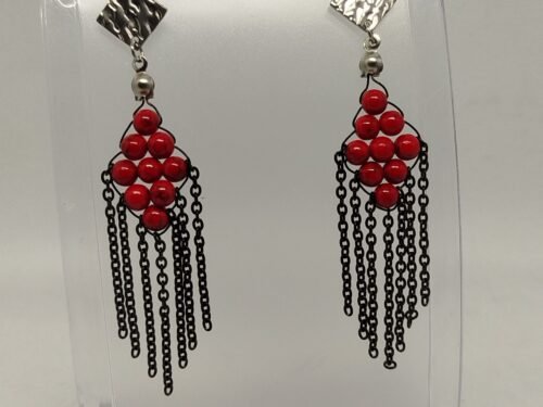 boucles-d'oreilles-en-pierres-howlite-rouge-et-petits-morceaux-de-chaîne-noirs-