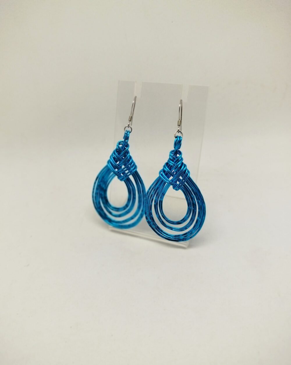 boucles d'oreilles de 4 cm, créées en fil aluminium turquoise en forme de gouttes avec crochets argentés hypoallergéniques.
