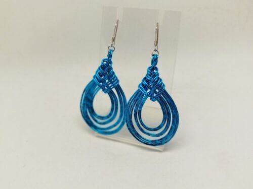 boucles d'oreilles de 4 cm, créées en fil aluminium turquoise en forme de gouttes avec crochets argentés hypoallergéniques.