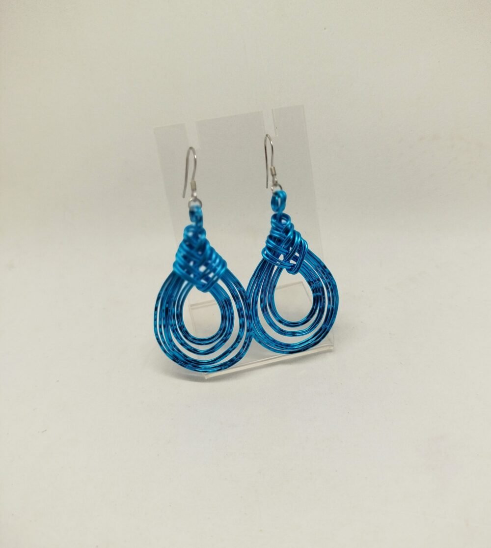 boucles d'oreilles de 4 cm, créées en fil aluminium turquoise en forme de gouttes avec crochets argentés hypoallergéniques.