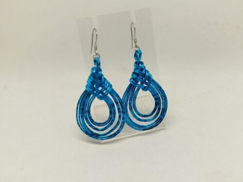 boucles turquoises boucles d'oreilles de 4 cm, créées en fil aluminium turquoise en forme de gouttes avec crochets argentés hypoallergéniques.