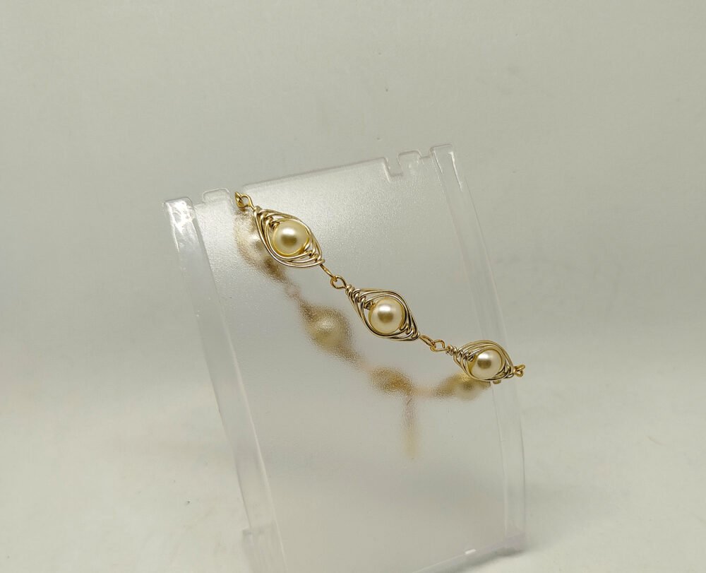 bracelet-créé-avec-6-perles-nacrées-entourées-de-fil-aluminium-doré