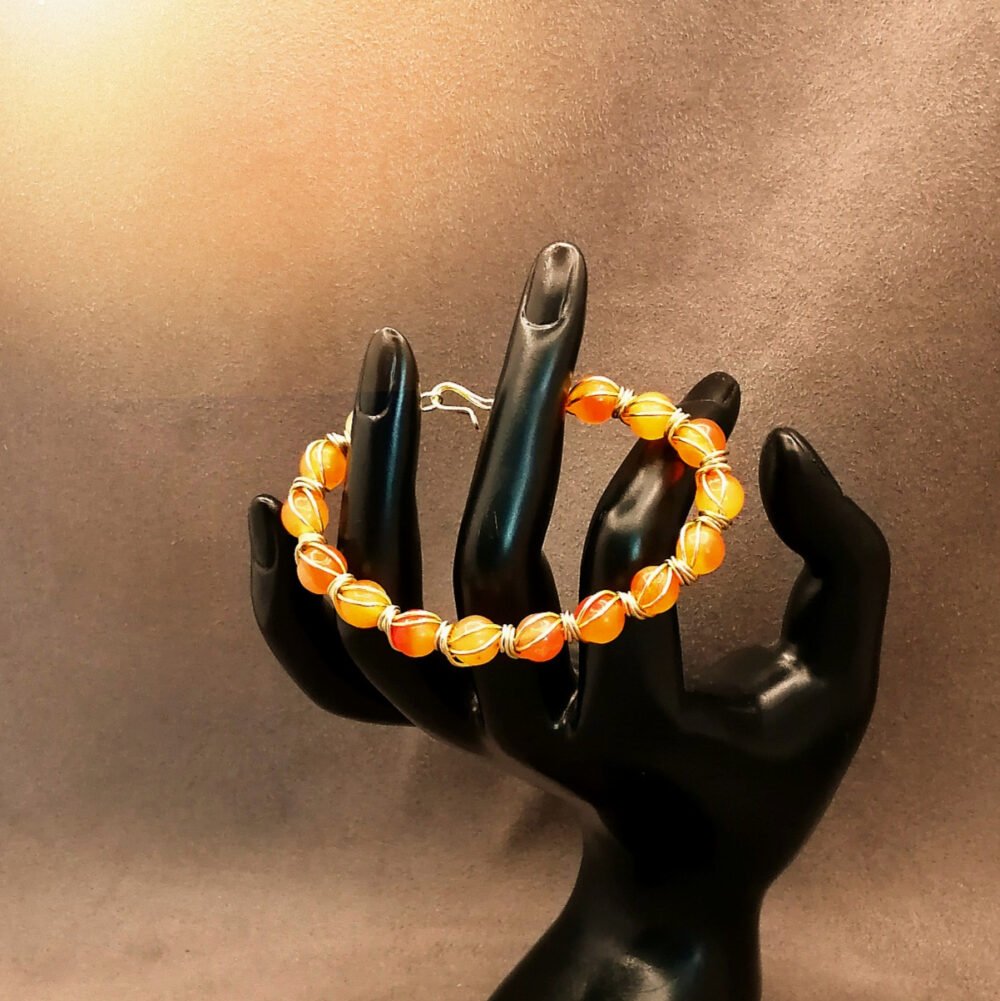 bracelet-créé-avec-pierres-naturelles-jaspe-orange-entourées-avec-du-fil-aluminium-dore-