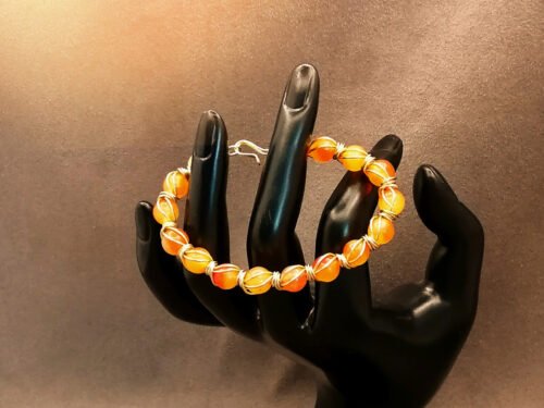 bracelet-créé-avec-pierres-naturelles-jaspe-orange-entourées-avec-du-fil-aluminium-dore-