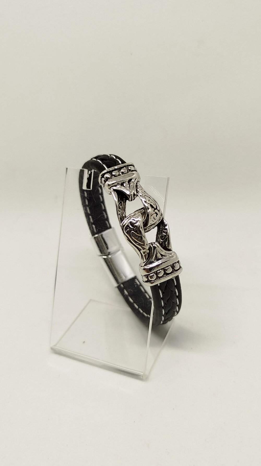 bracelet-en-cuir-noir-pour-homme-avec-piece-central-en-metal-argente-et-fermoir-aimante-