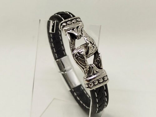 bracelet-en-cuir-noir-pour-homme-avec-piece-central-en-metal-argente-et-fermoir-aimante-