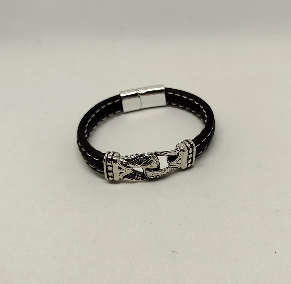 Ce bracelet masculin en cuir noir possède un design attractif tout en simplicité. Il donnera une touche raffinée et élégante à votre look. Il a une longueur de 22 cm, avec une pièce centrale en métal finition argentée brillante. Le fermoir et magnétique. Ce bracelet homme en cuir constitue un choix idéal pour offrir en cadeau qui plaira à coup sûr.