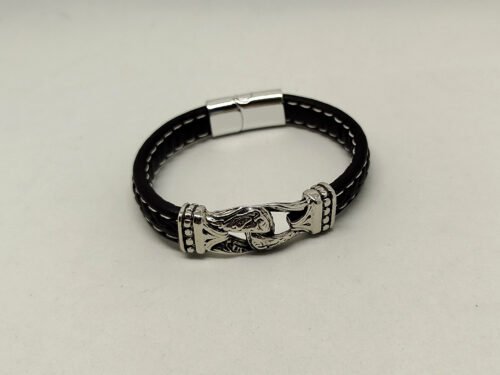 Ce bracelet masculin en cuir noir possède un design attractif tout en simplicité. Il donnera une touche raffinée et élégante à votre look. Il a une longueur de 22 cm, avec une pièce centrale en métal finition argentée brillante. Le fermoir et magnétique. Ce bracelet homme en cuir constitue un choix idéal pour offrir en cadeau qui plaira à coup sûr.