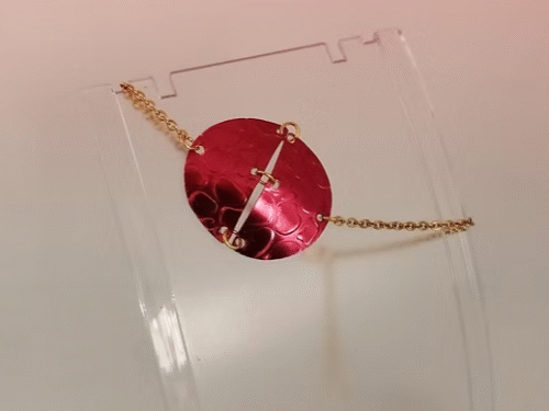 bracelet-en-fil-aluminium-motif-crocodile-rouge-
