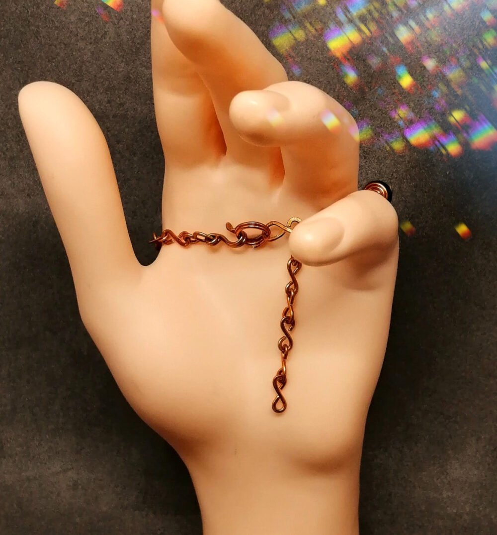 Soigneusement façonné à la main ce bracelet habillera parfaitement votre poignet. Il est fait en fil aluminium couleur cuivré et 3 pierres naturelles Onyx, est 18 cm de long avec une petite extension de 4 cm.