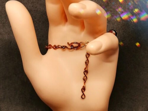 bracelet fait en fil aluminium couleur cuivré et 3 pierres naturelles Onyx est 18cm de long avec une petite extension de 4 cm mypearls jewelery Soigneusement façonné à la main ce bracelet habillera parfaitement votre poignet. Il est fait en fil aluminium couleur cuivré et 3 pierres naturelles Onyx, est 18 cm de long avec une petite extension de 4 cm.