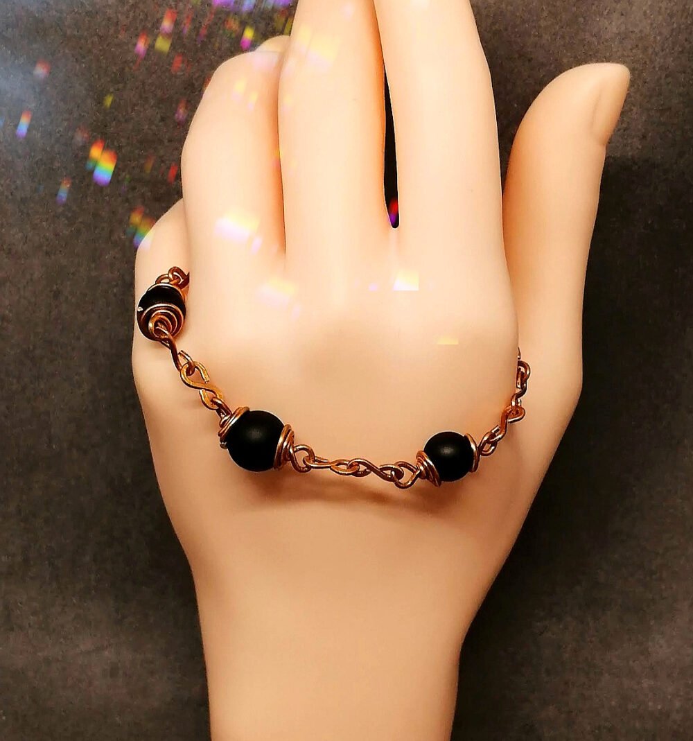 bracelet-fait-en-fil-aluminium-couleur-cuivre-et-3-pierres-naturelles-Onyx