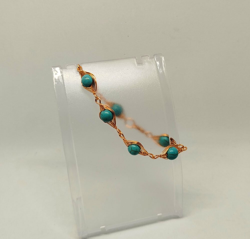 bracelet-femme-avec-pierres-turquoise-entourees-de-fil-de-cuivre-couleur-cuivre-