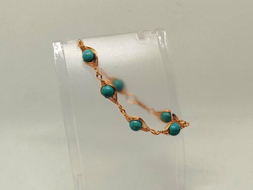 bracelet-femme-avec-pierres-turquoise-entourees-de-fil-de-cuivre-couleur-cuivre-