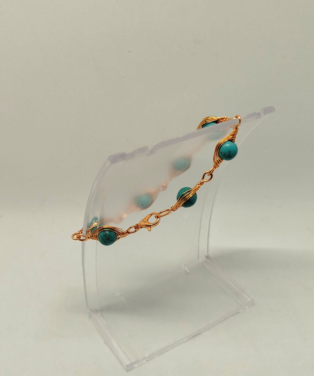 bracelet-femme-avec-pierres-turquoise-entourees-de-fil-de-cuivre-couleur-cuivre-fermoir mousqueton