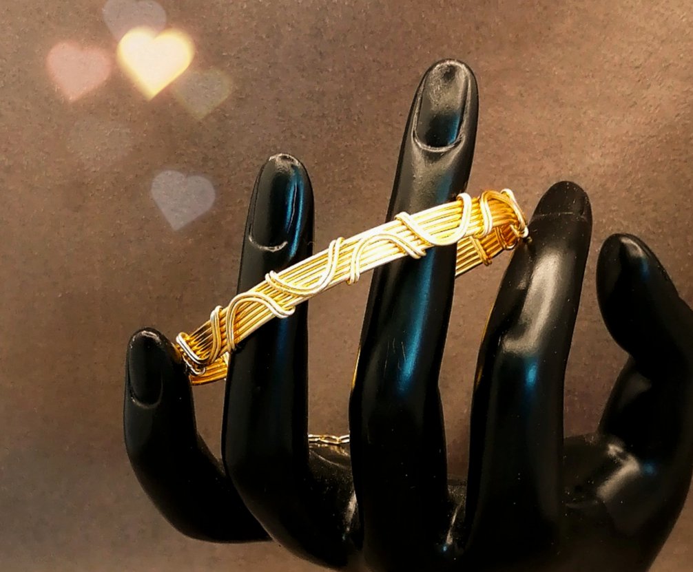 bracelet-femme-en-fil-aluminium-dore-avec-vague