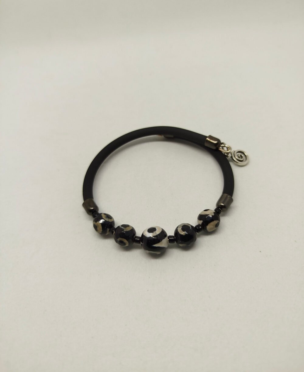 bracelet-homme-avec-pierres-naturelles-agate-tibetaine-montees-sur-cable-en-acier-a-memoire-de-forme