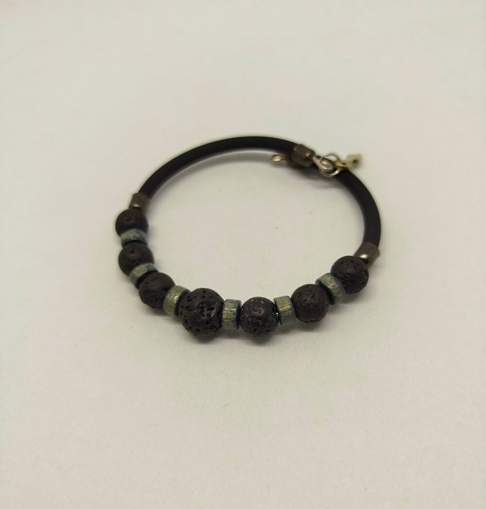 bracelet-homme-avec-pierres-naturelles-de-lave-montees-sur-cable-en-acier-a-memoire-de-forme-et-habille-avec-caoutchouc-noir-