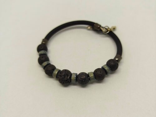 bracelet-homme-avec-pierres-naturelles-de-lave-montees-sur-cable-en-acier-a-memoire-de-forme-et-habille-avec-caoutchouc-noir-