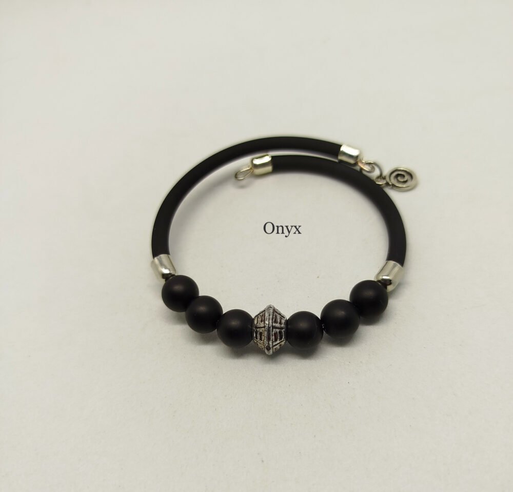 bracelet-homme-avec-pierres-naturelles-onyx-montees-sur-cable-en-acier-a-memoire-de-forme-et-habille-avec-caoutchouc-noir
