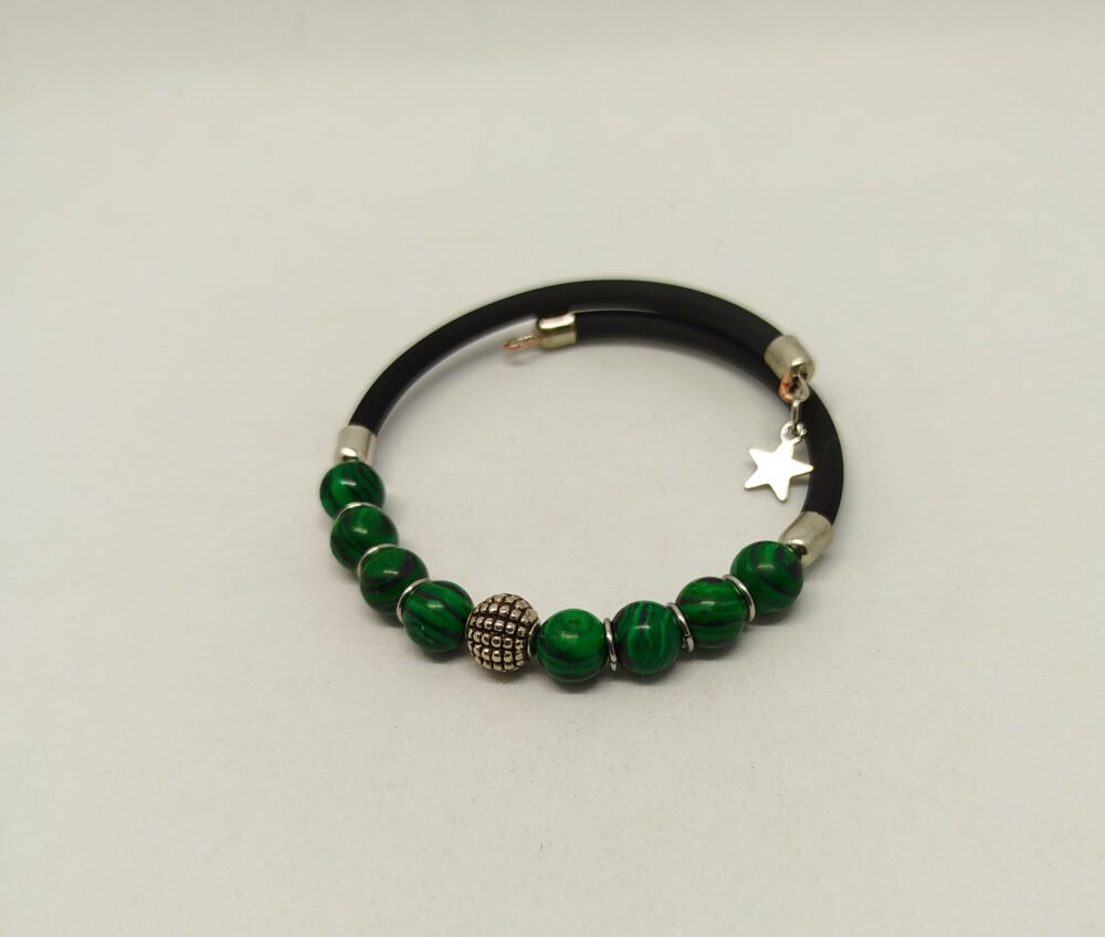 bracelet-homme-fait-main-avec-cercle-a-memoire-de-forme-en-acier-habille-avec-du-caoutchouc-noir et-8-pierres-malachites