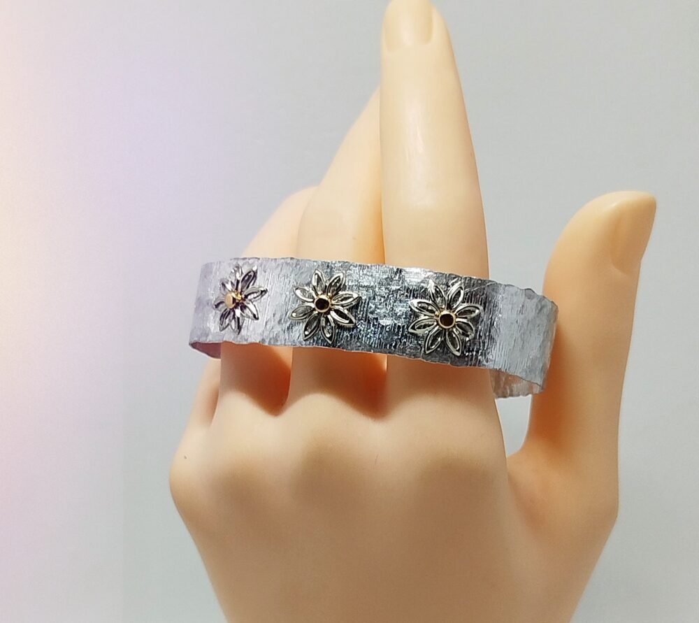 bracelet-large-en-fil-aluminium-argente-