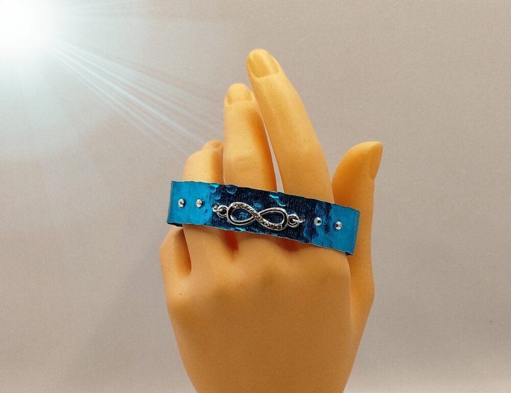 bracelet-large-en-fil-aluminium-bleu-avec-breloque-infini-et-strass-