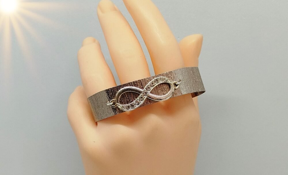 bracelet-large-en-fil-aluminium-champagne-et-gros-strass-infini-au-centre-