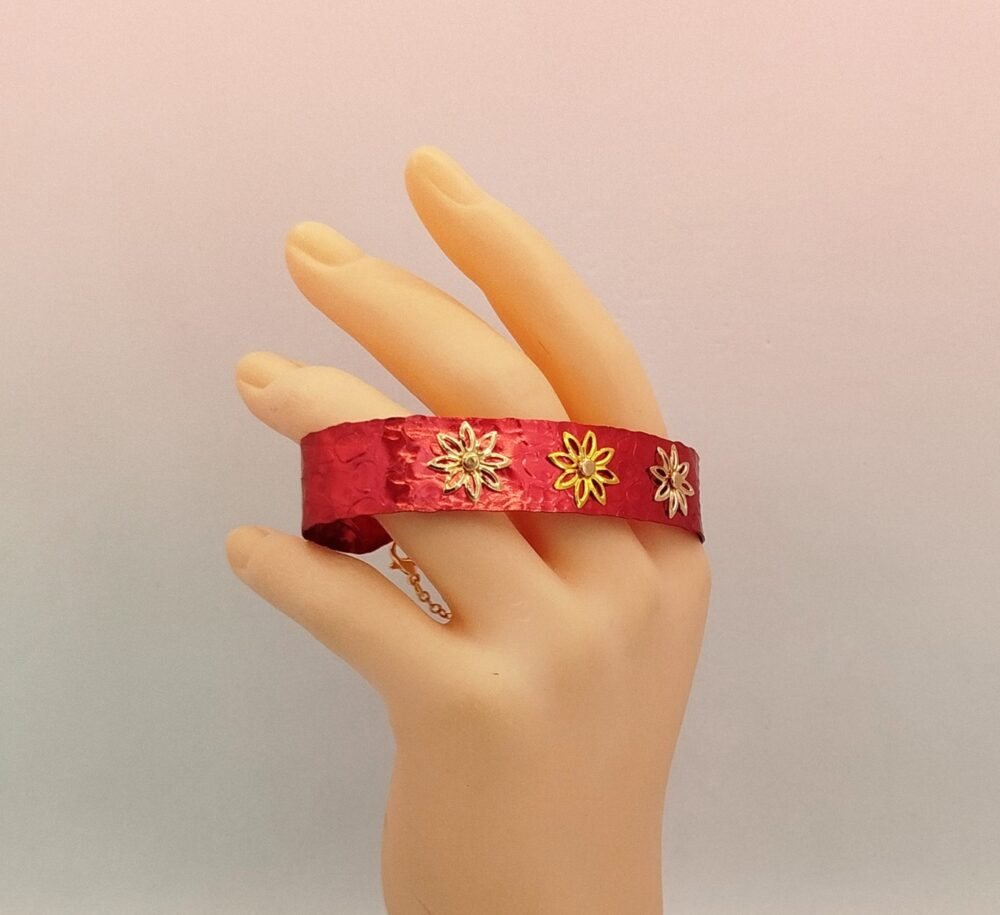 bracelet-large-en-fil-aluminium-rouge-avec-petales-de-fleurs dorées
