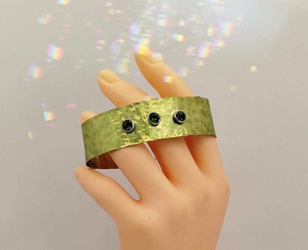 bracelet-large-en-fil-aluminium-vert-pomme et strass bleu