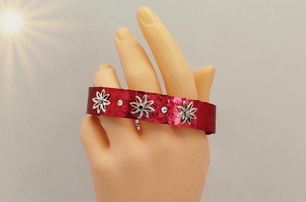 bracelet-large-rouge-avec-fleurs-