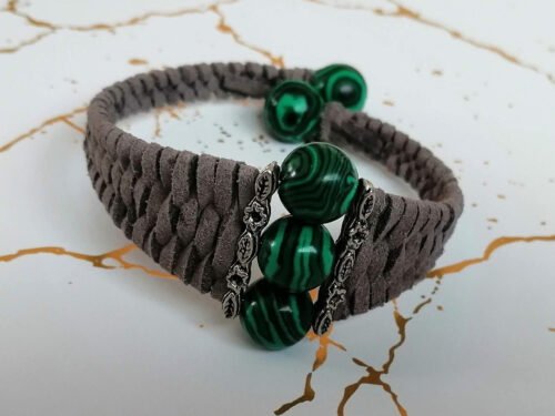 bracelet-large-tresse-en-cuir-suédine-grise-avec-des-pierres-naturelles-malachites-taille-variable-s'adapte-a-tout-les-poignets