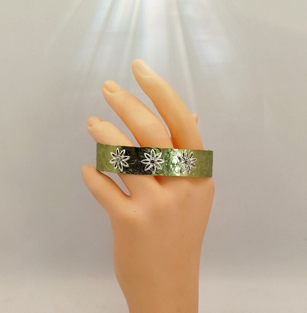 bracelet-manchette-en-fil-aluminium-large-martele-avec-petales-de-fleurs-