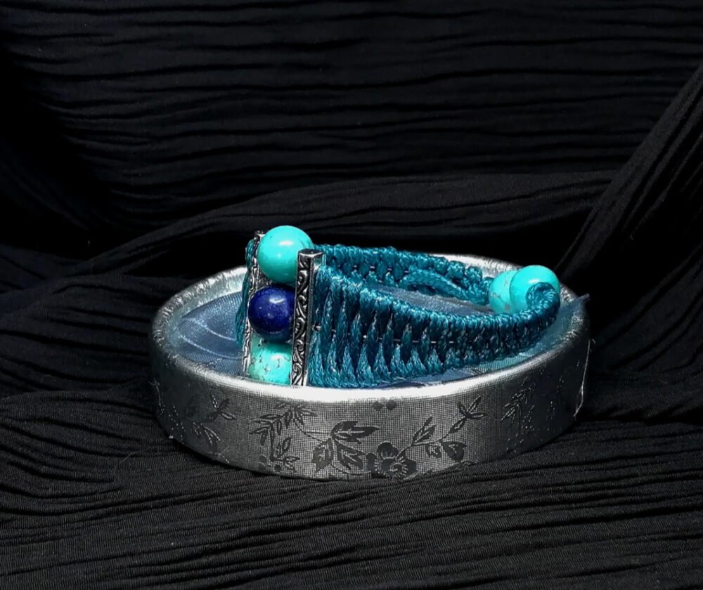 bracelet-tresse-avec-du-fil-coton-cire-bleu-paon-des-pierres-naturelles-lapis-lazuli-et-turquoises