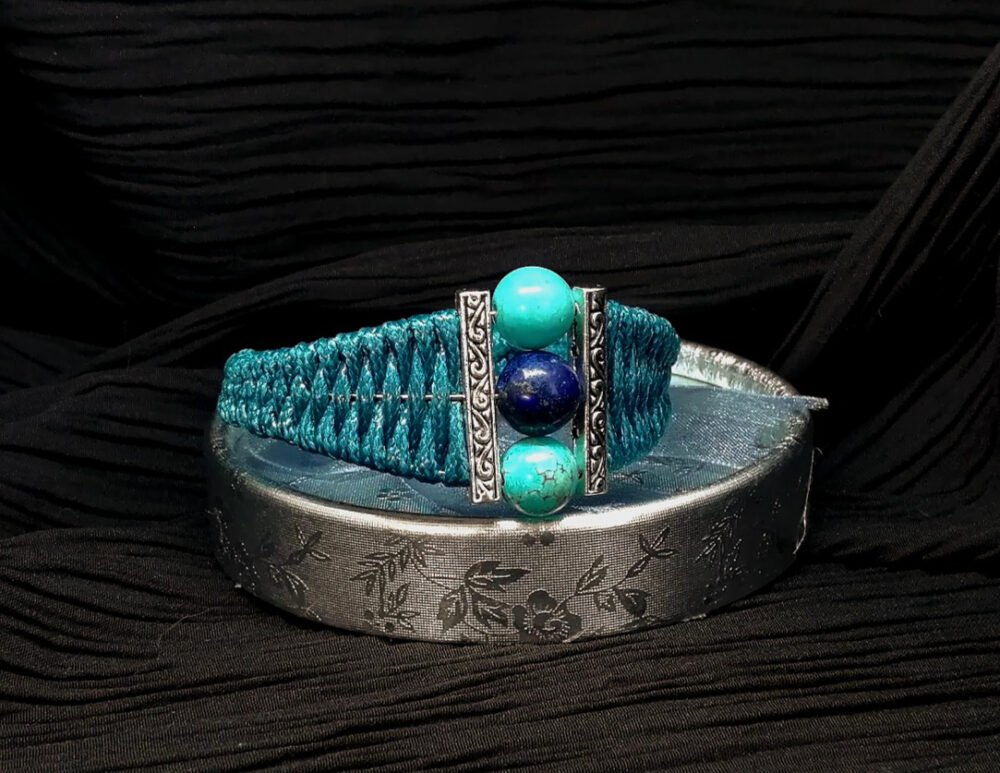 bracelet-tresse-avec-du-fil-coton-cire-bleu-paon-des-pierres-naturelles-lapis-lazuli-et-turquoises