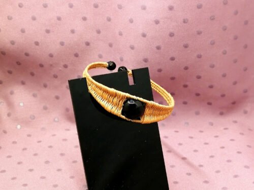 bracelet-tresse-avec-du-fil-en-lin-beige-avec-pierre-onyx-a-facettes-sa-taille-est-variable