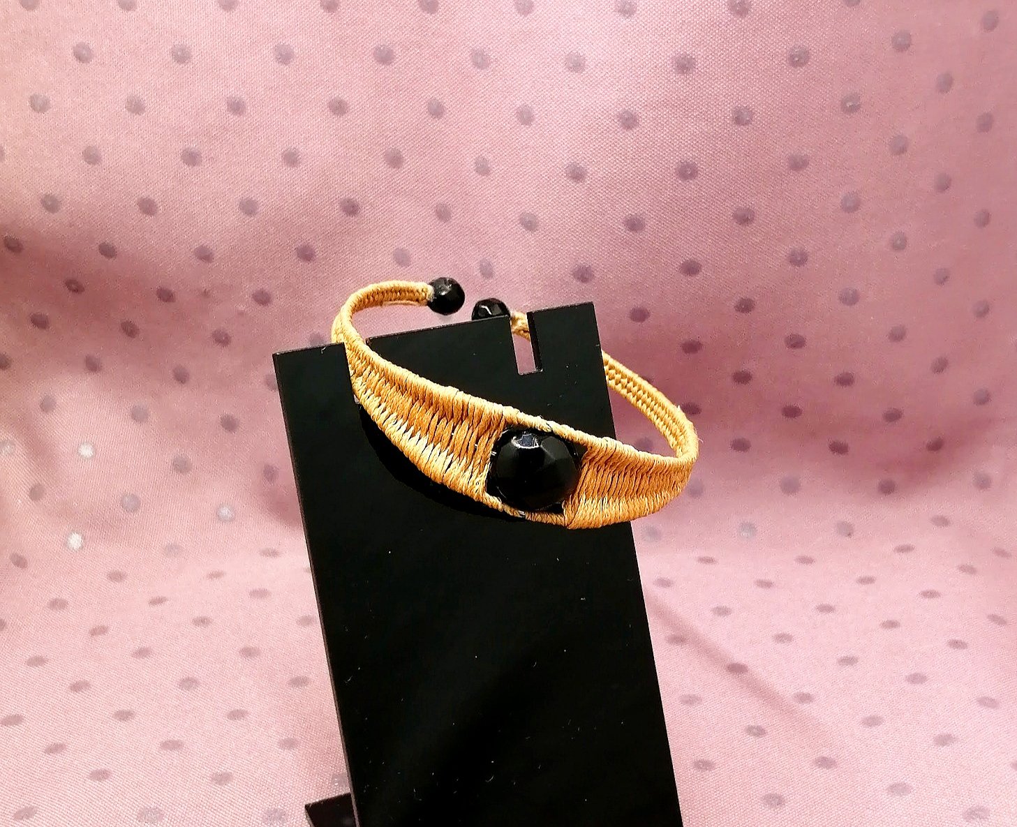 bracelet-tresse-avec-du-fil-en-lin-beige-avec-pierre-onyx-a-facettes-sa-taille-est-variable