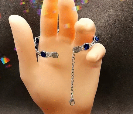 bracelet tressé fil aluminium argenté et perles bleues
