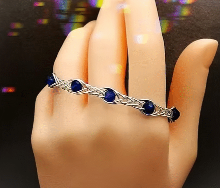 bracelet-tressee-avec-fil-aluminium-et-perles-a-facettes-bleues