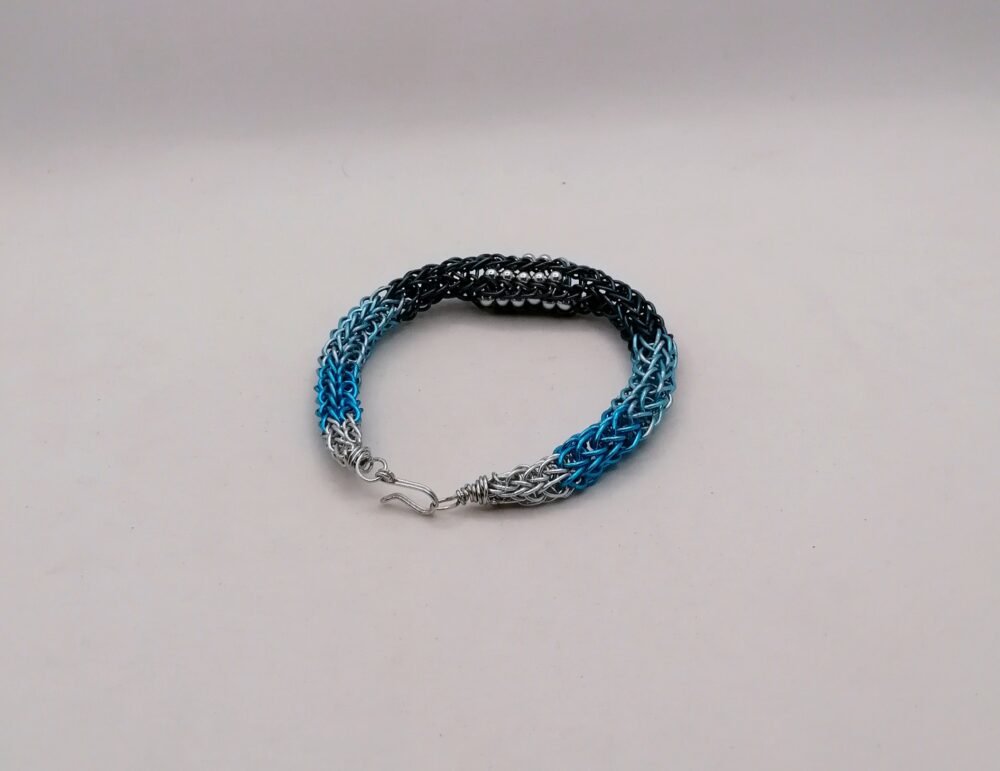 bracelet-tricot-viking-bijoux-fait-main-en-fil-aluminium-bleu-