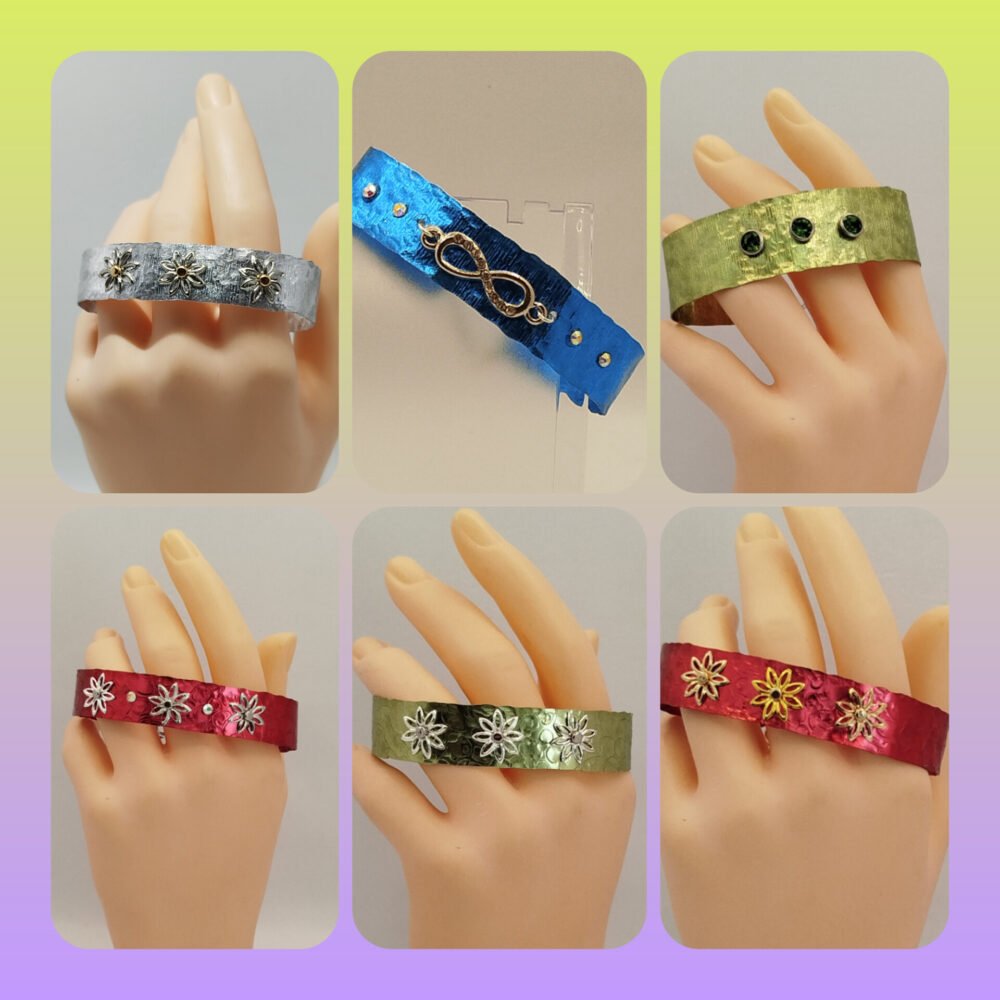 bracelets-en-fil-aluminium-large-martele-et-petales-de-fleurs