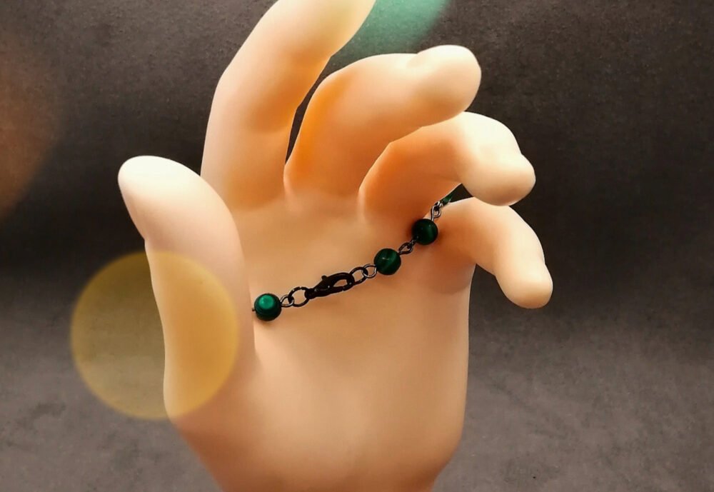 bracelet-est-confectionne-a-la-main-avec-13-sublimes-pierres-naturelles-Malachites-de-différentes-tailles-pour-une-longueur-de-19-cm