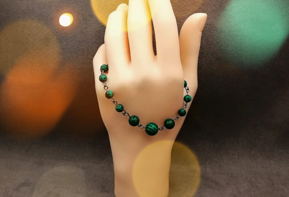 bracelet-est-confectionne-a-la-main-avec-13-sublimes-pierres-naturelles-Malachites-de-différentes-tailles-pour-une-longueur-de-19-cm