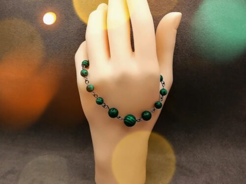 bracelet-est-confectionne-a-la-main-avec-13-sublimes-pierres-naturelles-Malachites-de-différentes-tailles-pour-une-longueur-de-19-cm