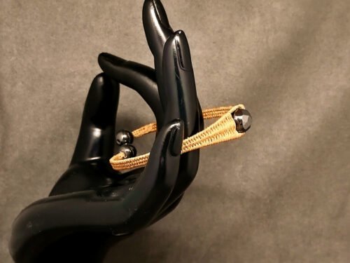 ce bracelet est tressé avec du fil couleur café avec une magnifique pierre naturelle hématite à facettes mypearls jewelery bracelet est tressé avec du fil de lin ciré plat couleur café et avec une belle pierre onyx à facettes la taille est variable.