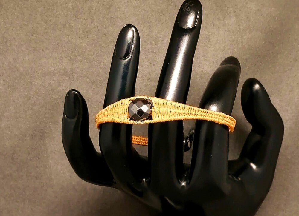ce bracelet est tressé avec du fil couleur café, avec une magnifique pierre naturelle hématite à facettes