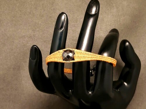 ce bracelet est tressé avec du fil couleur café, avec une magnifique pierre naturelle hématite à facettes