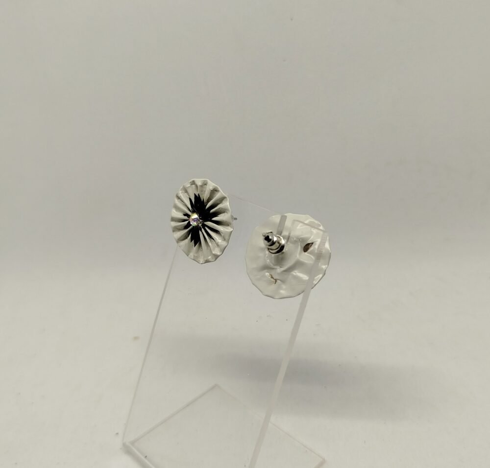 clous d'oreilles blanc et noir capsules de café