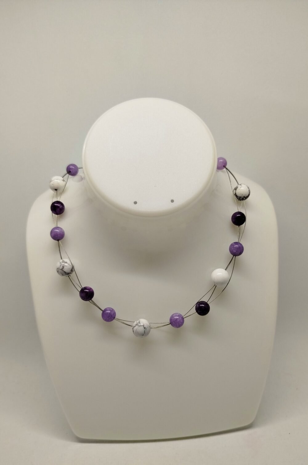 ce collier est créé avec 15 belles pierres naturelles Améthyste, Angélite et Howlite blanches, qui sont fixées flottant sur 3 câbles à bijoux d'une longueur de 41 cm. Il est fermé avec un fermoir mousqueton .