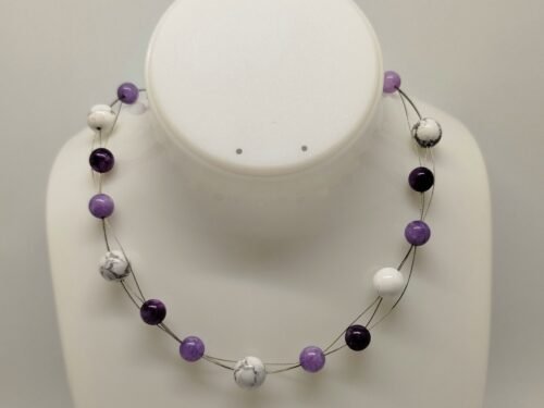 ce collier est créé avec 15 belles pierres naturelles Améthyste, Angélite et Howlite blanches, qui sont fixées flottant sur 3 câbles à bijoux d'une longueur de 41 cm. Il est fermé avec un fermoir mousqueton .